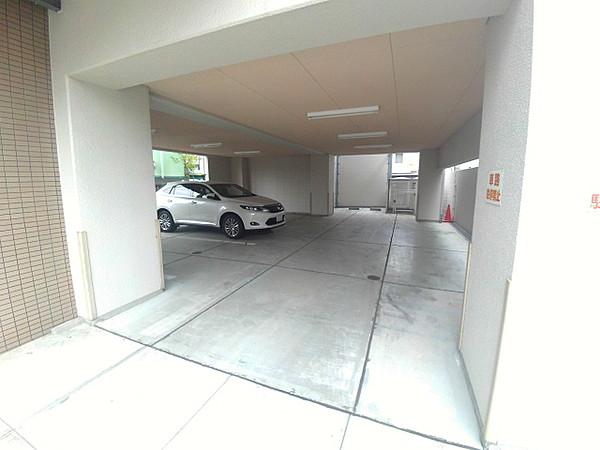【駐車場】空きがあれば敷地内のガレージをご利用いただけます。