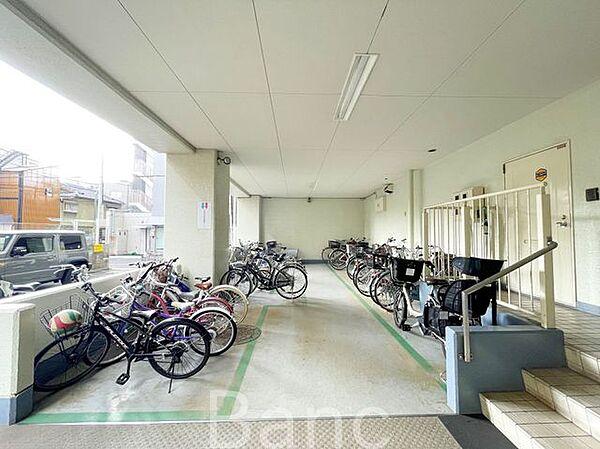【駐車場】自転車の劣化が抑えられる、嬉しい屋根付き駐輪場です。