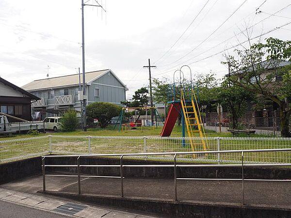 【周辺】【三角公園】小さい公園ですがすべり台やブランコがあります。 400m
