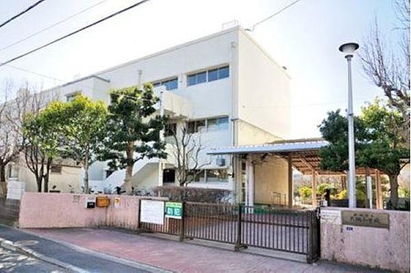 【周辺】横浜市立大綱小学校まで400m。教育活動や学校運営には、まちの方々から常に温かな応援をいただいており、豊かなふれあいの中で子どもが育つ地域と共に歩む学校と言えます。