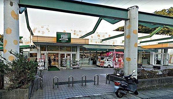 【周辺】Fuji新井町店 徒歩2分。9：00～22：00 120m