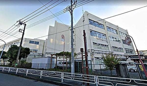 【周辺】横浜市立鶴見中学校 徒歩17分。 1300m
