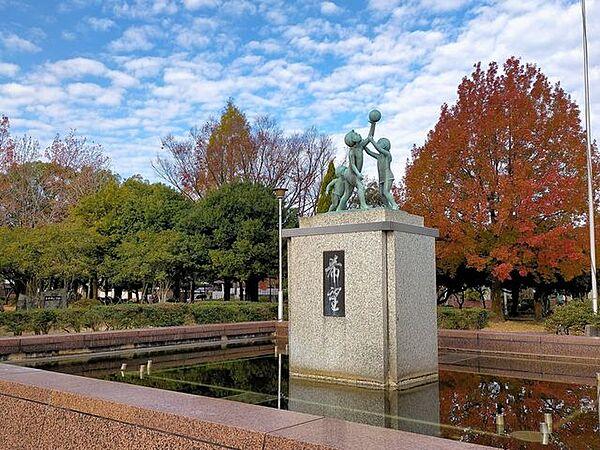 【周辺】本荘公園本荘公園：岐阜市内では割と大きめの公園。プールやグランドあり。遊具はこの大きさの公園にしては少な目だが、季節の木々や花々楽しめるいつもきれいな公園。 170m