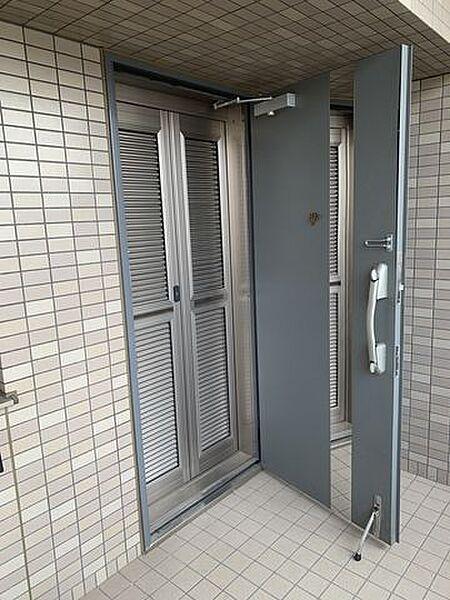 【外観】玄関にはドア用網戸が設置されています