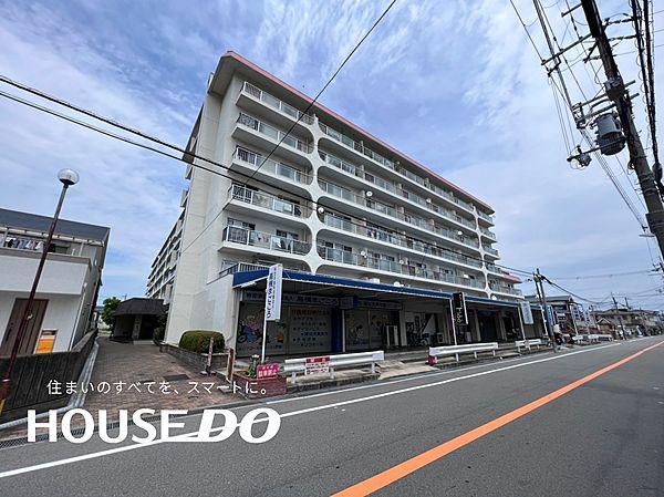 【外観】昭和49年9月建築。総戸数130戸、地上7階建てのマンションです。阪急富田駅より徒歩14分と便利な立地です♪