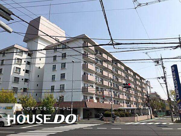 【外観】昭和48年3月建築。総戸数197戸、地上7階建てのマンションです。阪急高槻市駅より徒歩7分と便利な立地です♪