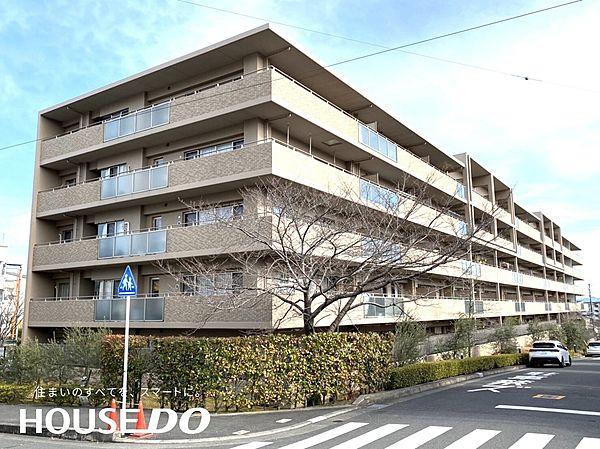 【外観】平成15年2月建築。総戸数75戸、地上6階建てのマンションです。JR摂津富田駅よりバス17分「消防署前」下車 徒歩2分の場所にございます♪