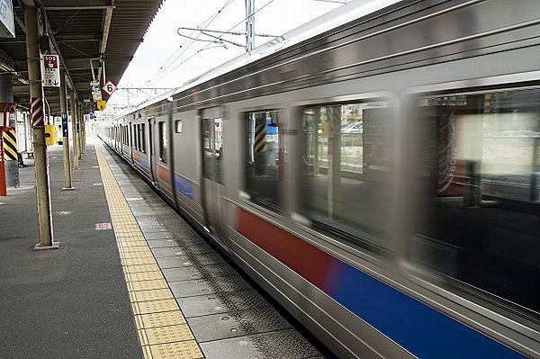 【エントランス】JR「千早駅」まで868m　徒歩11分。博多駅までは快速乗車で約9分です。