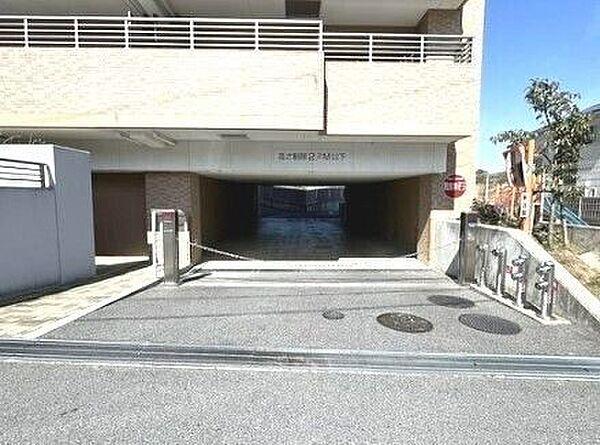 【駐車場】駐車場にはゲートがございます大切なお車へのセキュリティも安心です◎