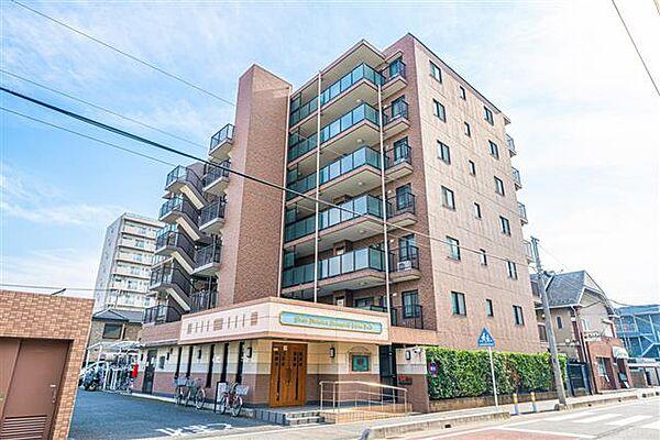 【外観】ＪＲ京浜東北線「川口」駅まで徒歩10分。都市機能の利便性を感じられる立地に建つマンションです。