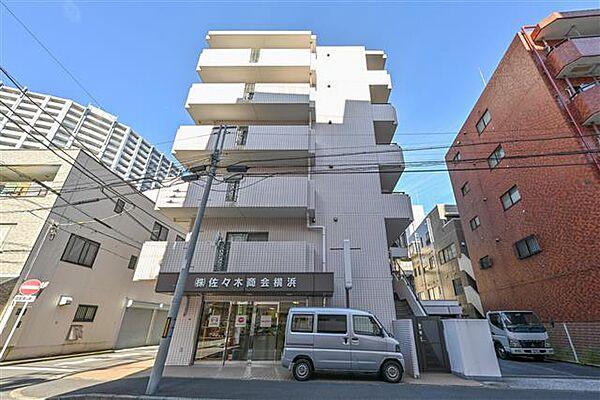 【外観】各線「横浜」駅まで徒歩12分。都市機能の利便性を感じられる立地に建つマンションです。