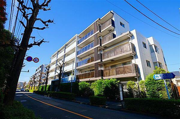 【外観】JR中央線「武蔵小金井」駅まで徒歩9分。都市機能の利便性を感じられる立地に建つマンションです。