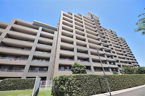 【外観】平成築、総戸数471戸のマンション。最寄り駅「武蔵小金井」駅まで徒歩8分ほど。