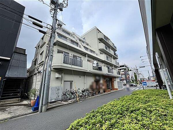 【外観】生活しやすいエレベータ付低層マンション。京浜急行線「大森町」駅まで徒歩10分ほど。