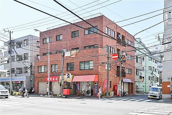 【外観】横浜ブルーライン「伊勢佐木長者町」駅まで徒歩8分。都市機能の利便性を感じられる立地に建つマンションです。