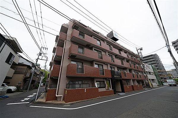 【外観】京浜急行平和島駅より徒歩5分。都市機能の利便性を感じられる立地に建つマンションです。