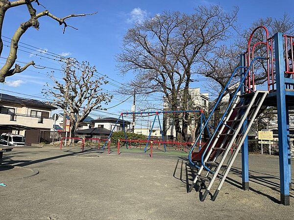 【周辺】新桜ケ丘第一公園まで僅か徒歩2分と至近。お子様の遊び場に好適です。