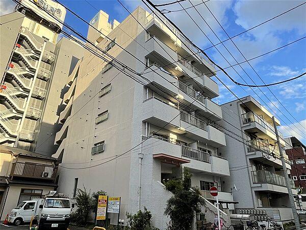 【外観】横浜ブルーライン「伊勢佐木長者町」駅まで徒歩5分。都市機能の利便性を感じられる立地に建つマンションです。