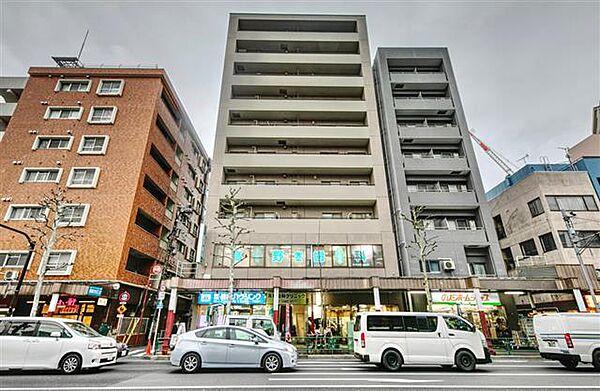 【外観】東京メトロ丸の内線「新中野」駅まで徒歩2分。都市生活の利便性と充実感を得られる立地に佇んでいます。
