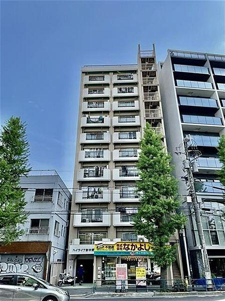 【外観】東京メトロ丸ノ内線「新中野」駅より徒歩1分。都市機能の利便性を感じられる立地に建つマンションです。