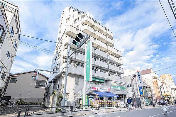【外観】都営三田線「志村坂上」駅より徒歩2分。都市機能の利便性を感じられる立地に建つマンションです。