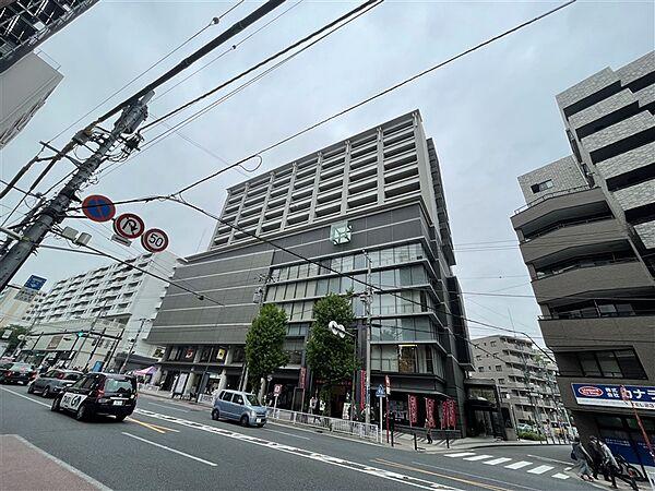 【外観】桜木町駅まで徒歩4分。地下2階～地上4階までが商業エリアとなっているマンションです♪