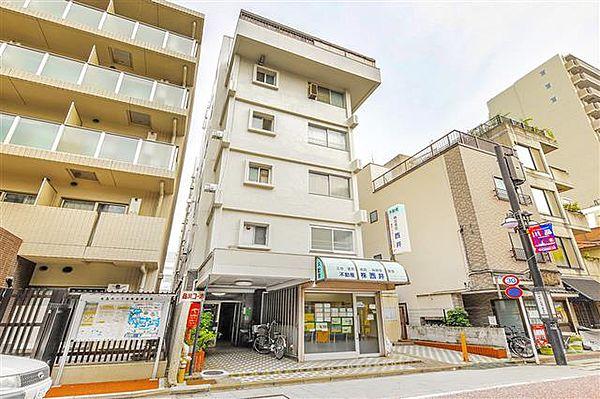 【外観】京浜急行線「北品川」駅まで徒歩4分。都市機能の利便性を感じられる立地に建つマンションです。