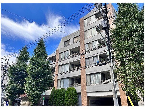 【外観】落ち着いた街並みが広がる文京区小石川エリアに佇むマンションです。
