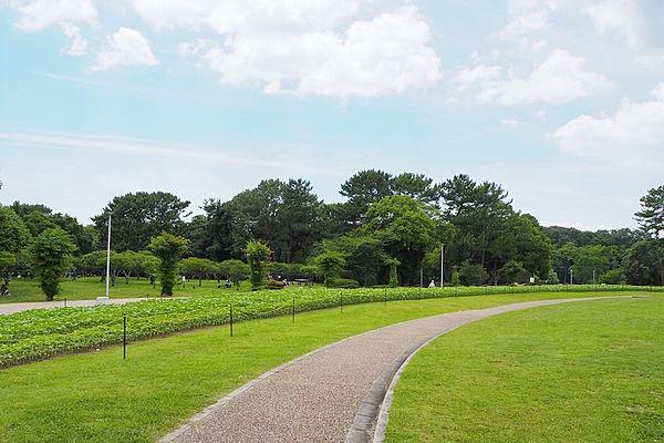 【周辺】服部緑地まで750m 大阪府下最大級の緑地が拡がる「服部緑地」も徒歩圏内。散歩やランニングコースとしても活用できますね。