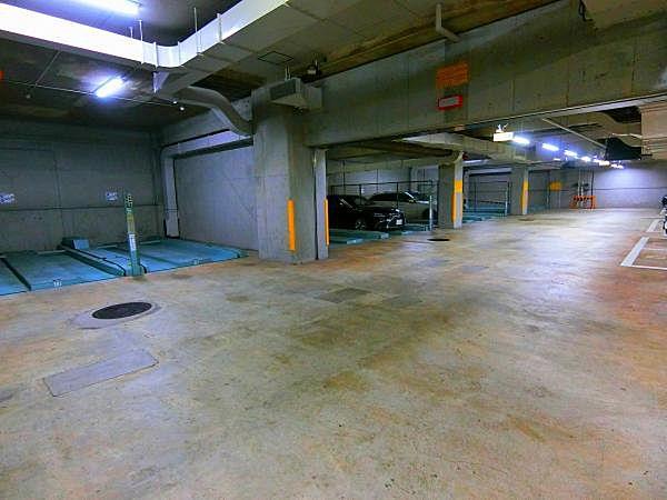 【駐車場】建物地下にある敷地内専用駐車場はご利用可能です。