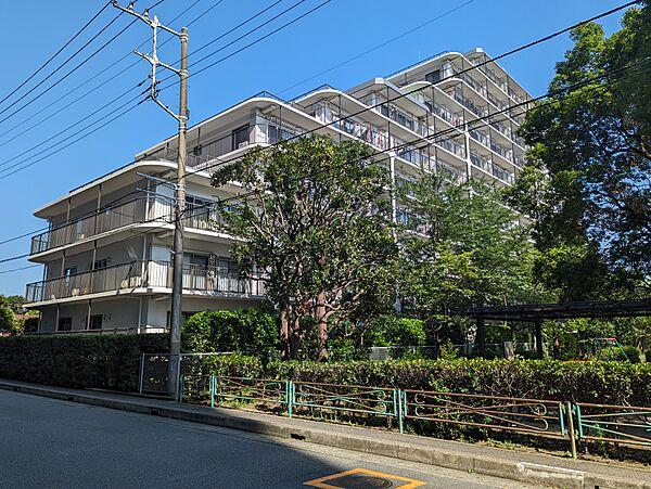 【外観】小田急線「相模大野」駅まで徒歩約6分。通勤通学に便利な立地に佇むマンションです。
