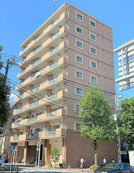【外観】2駅3路線利用可能でアクセス良好。神奈川区東神奈川1丁目に位置する、地上9階建てマンションです。