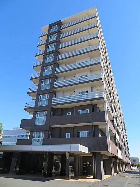【外観】東海道線「平塚」駅より徒歩16分、10階建マンションです。