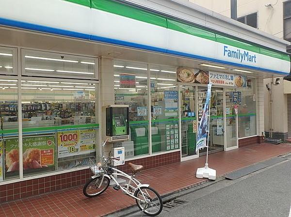 【周辺】ファミリーマート新丸子駅西口店 徒歩4分。コンビニ 250m