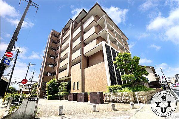 【外観】人気のJR『宇治駅』から、徒歩3分に所在するマンション【セントレジデンス宇治橋通】は、京阪『宇治駅』にも徒歩7分でアクセスできます。通勤・通学に大変便利なマンションです。