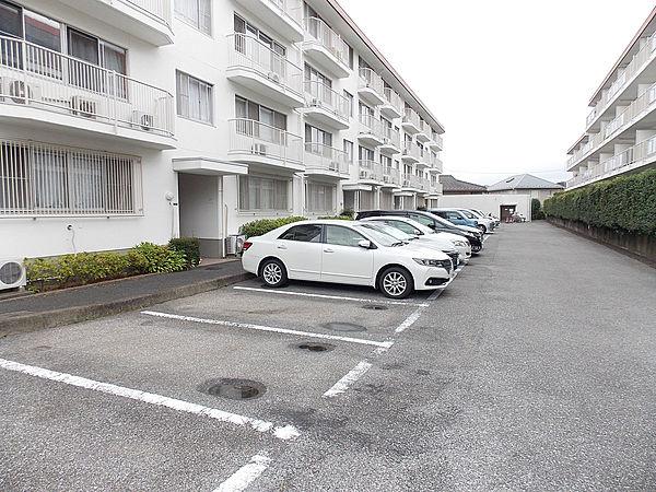 【駐車場】建物を出ると目の前に平面駐車場があるので、雨にも濡れづらいですね！