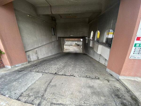 【駐車場】前面道路から地下駐車場にすぐ入ることができます！※空き状況についてはその都度担当までご確認ください。