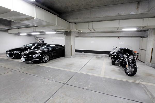 【駐車場】所有権付き駐車場です。 平置きでサイズを選びません。 安心のセキュリティの地下駐車場です。