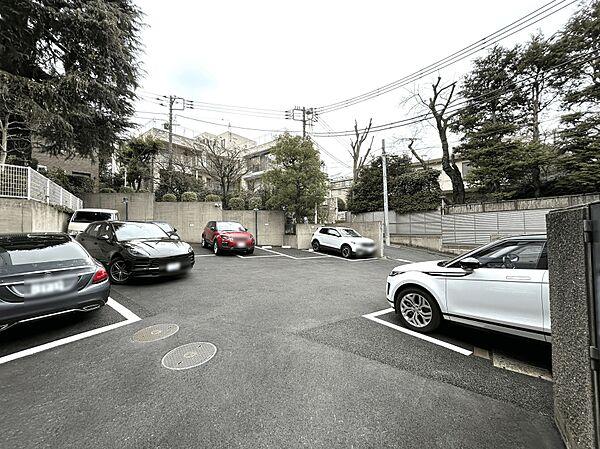【駐車場】専用使用権付き駐車場は、入出庫がしやすい道路に面した平置き駐車場です。