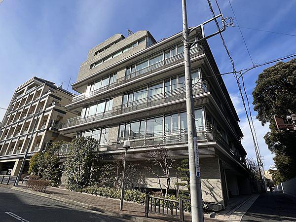 【外観】緑も多い丘の上に佇むパークハウス常磐松は三菱地所2007年4月分譲のハイグレードなマンションです。 徹底して作りこまれた外観デザインは存在感が際立っています。大型地震に強い免震構造です。