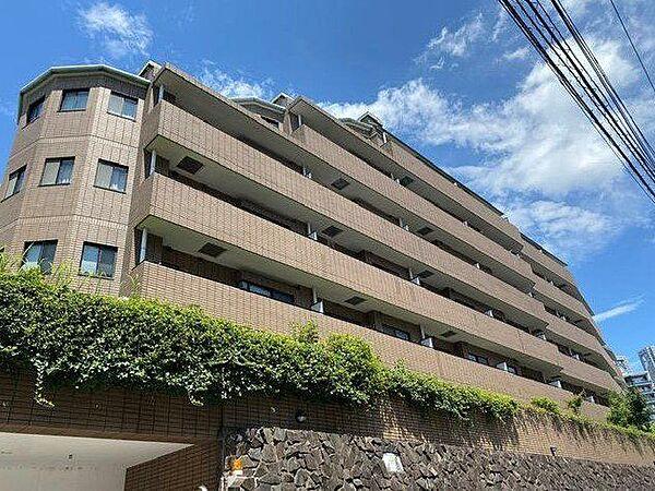 【外観】渋谷区本町に立地する低層マンション
