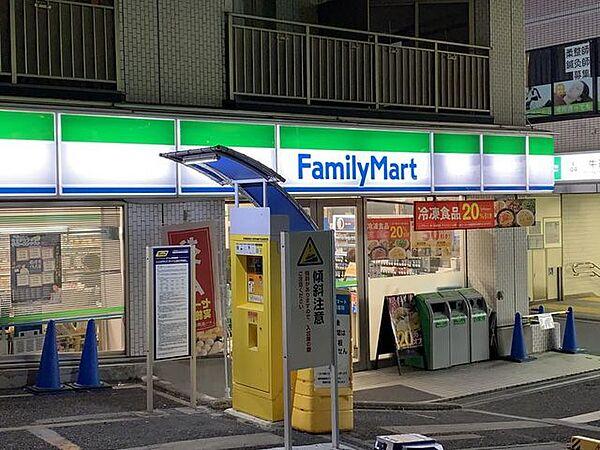 【周辺】ファミリーマート牛込柳町駅前店 徒歩3分。 200m
