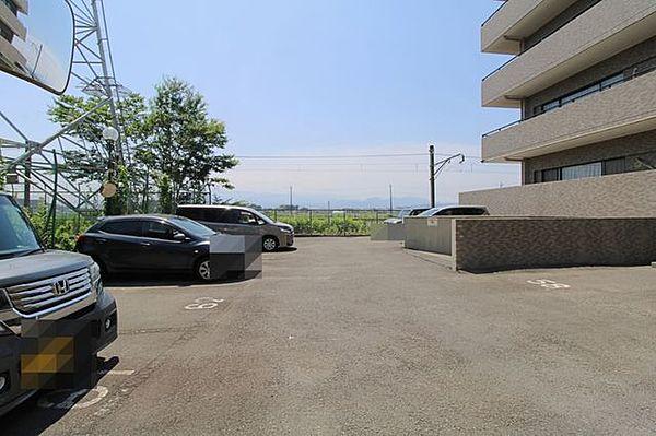 【駐車場】駐車場は地上2か所とマンション地下の3か所にあります。
