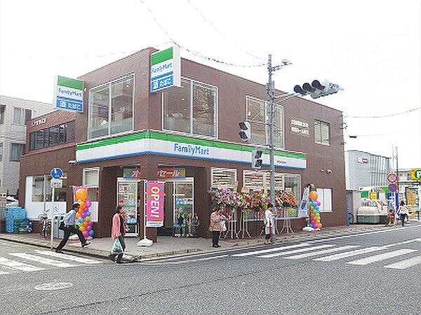 【周辺】ファミリーマート武蔵浦和駅東店（30m）