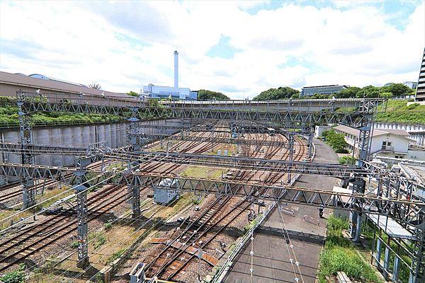 【周辺】小田急線の車両基地です。鉄道が好きな人は眺めちゃいますね。