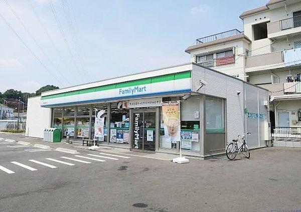 【周辺】ファミリーマート東戸塚名瀬下店 徒歩3分。コンビニ 200m