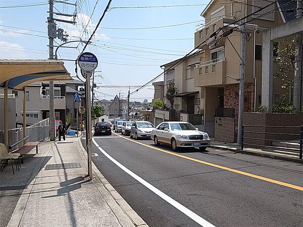 【周辺】阪急甲陽線「甲陽園」駅まで徒歩6分、エントランス目の前にバス停もございます。周辺は四季の移ろいを感じる緑豊かで閑静な住宅地です。