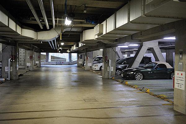 【駐車場】地下駐車場。地上平置きもあります。