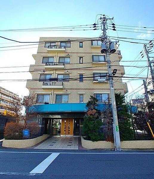 【外観】「練馬高野台」駅から徒歩12分住居地域の住宅街にあるマンションです。モニター付きのオートロック・宅配BOXも完備です。