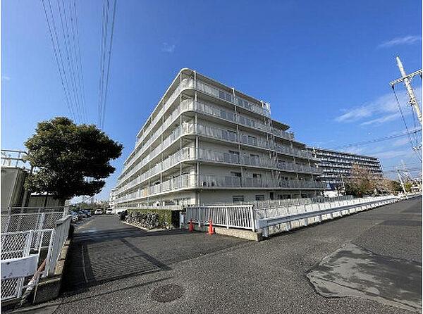 【外観】「川口グリーンライフ」6階建てマンション、JR武蔵野線「東浦和」駅よりバス13分、バス停「西ヶ原」停歩2分の立地